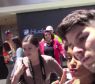 <p>Ariana Grande posa para selfie com f&atilde; ap&oacute;s garantir a paparazzi que est&aacute; solteira e feliz</p>