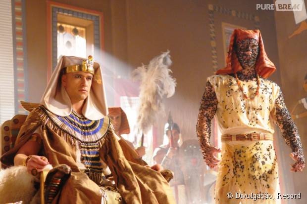 Ramsés (Sérgio Marone) nega pedidos e moscas invadem o Egito em "Os Dez Mandamentos"