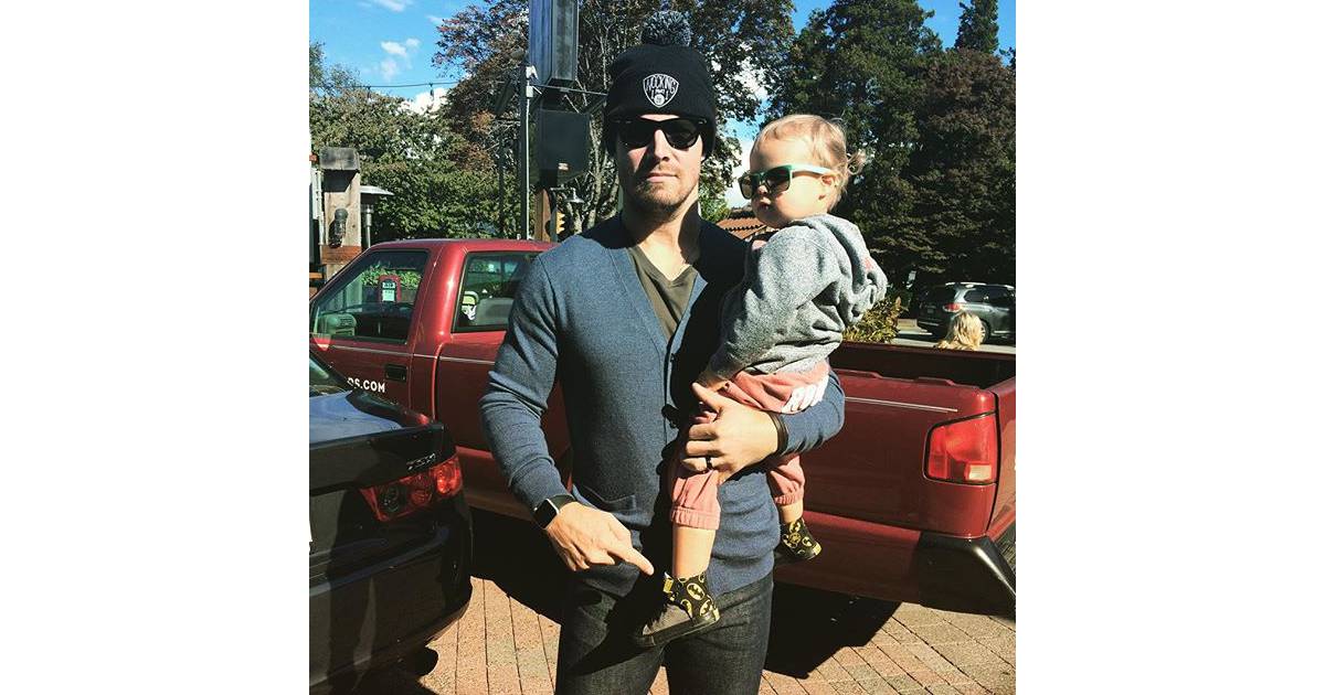 Stephen Amell e a filha, Mavi Alexandra, curtem dia de ...