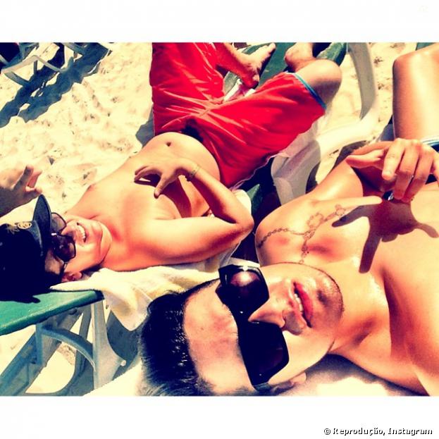 O cantor Luan Santana curte férias na praia com amigo