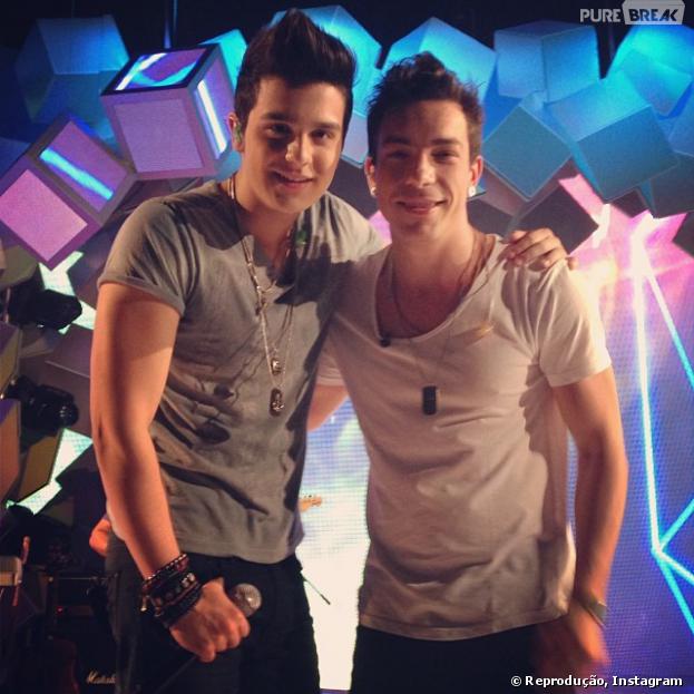 Luan Santana e Di Ferrero em bastidores de programa