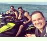 Luan Santana curte jet ski em praia com os amigos