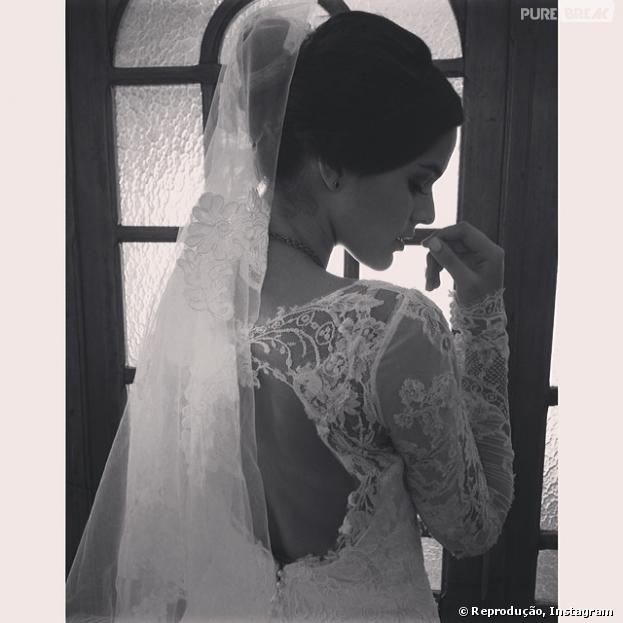Bruna Marquezine compartilhou com seus seguidores o vestido de casamento de Helena na novela "Em Família"