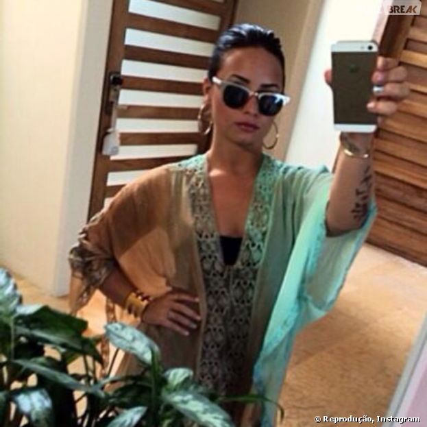 Demi Lovato posta foto tropical antes de temporada de shows no Brasil