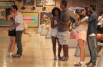 Na novela "Em Família": Giselle dá beijão em Murilo na frente dos amigos!