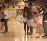 <p>Na novela "Em Família", Giselle (Agatha Moreira) e Murilo (Sacha Bali) darão o maior beijão no boliche!</p>
