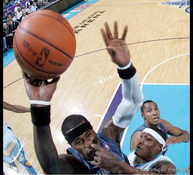 Jogador de basquete com o dedo no nariz do adversário!