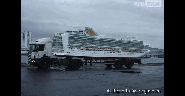 E esse caminhão carregando um navio? :O