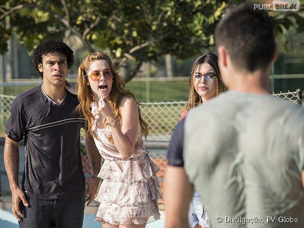 Gaby (Sophia Abrahão) sempre defende Emerson (Sérgio Malheiros) em "Alto Astral"