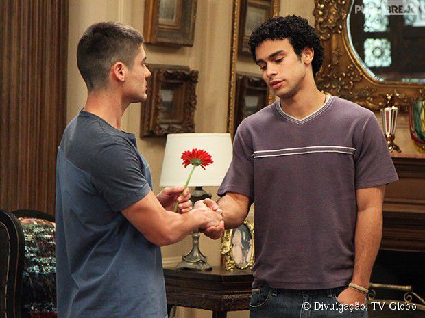 Emerson (Sérgio Malheiros) até atura pessoas desagradáveis por Gaby (Sophia Abrahão) em "Alto Astral"