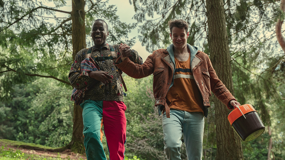 Foto Sex Education 3ª temporada mostra Otis de bigode e internet se diverte novo visual