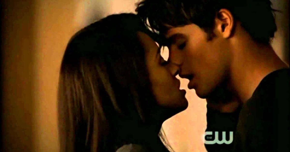 Diários do Vampiro”: Damon e Kai recriam beijo clássico