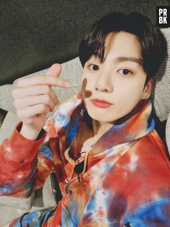 BTS: na última terça-feira (31), o idol postou uma selfie no Weverse. Nem precisa dizer que os fãs amaram, né?