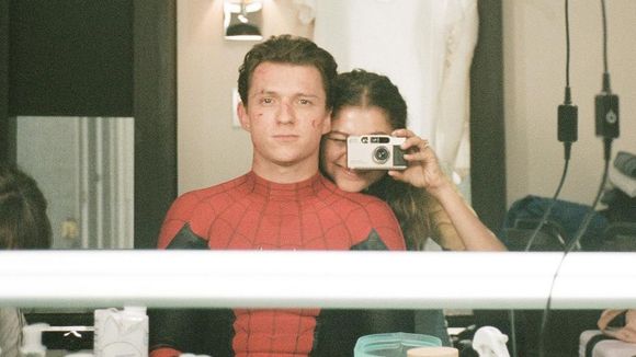 Tom Holland mostra foto inédita com Zendaya no aniversário da atriz: "Minha MJ"