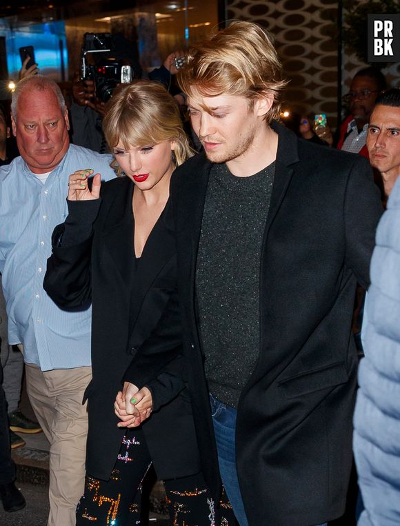 Shawn Mendes tropeça ao falar que Joe Alwyn, o namorado de Taylor Swift, parece um cara legal e brinca dizendo que ele parece que pode virar um vilão a qualquer momento