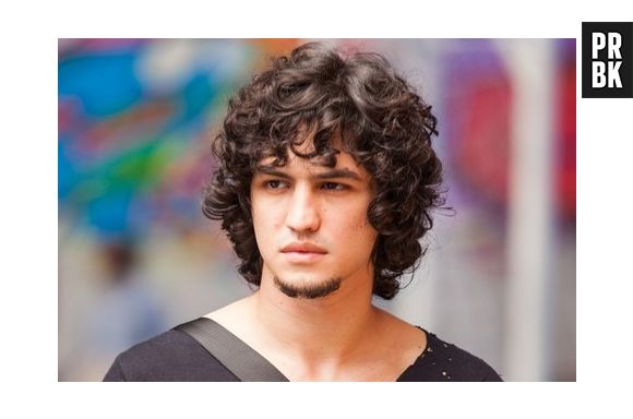 No trailer de "Verdades Secretas 2", vemos uma personagem misteriosa falar:"Pra mim foi ela quem matou seu irmão. Foi ela quem empurrou ele para as drogas e provocou um acidente". Ela pode estar se referindo à Angel (Camila Queiroz) e à morte de Guilherme (Gabriel Leone)