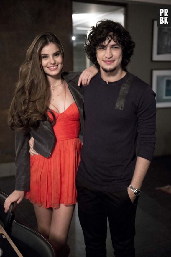 Angel (Camila Queiroz) casou com Guilherme (Gabriel Leone) no último capítulo de "Verdades Secretas", na tentativa de tirar o foco da morte de Alex (Rodrigo Lombardi) e garantir um futuro seguro