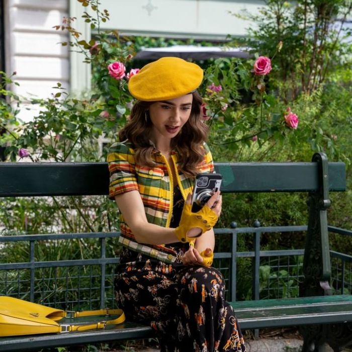 Emily (Lily Collins) deve aparecer com looks ainda mais incríveis na segunda temporada de &quot;Emily em Paris&quot;, como mostram as imagens divulgadas