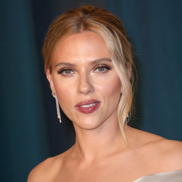 A Viúva Negra da Marvel, Scarlett Johansson foi acusada de apropriação cultural e whitewashing por ser uma mulher branca interpretando uma protagonista de um filme baseado em HQs e anime japoneses