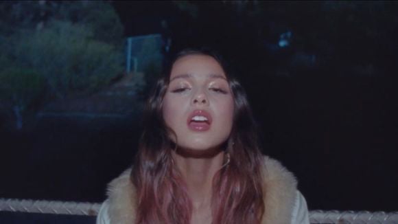 Olivia Rodrigo lança clipe de "traitor" de surpresa, cheio de referências misteriosas