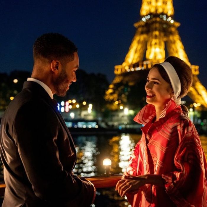  Alfie (Lucien Laviscount) promete ser o novo interesse amoroso de Emily (Lily Collins) na 2ª temporada de &quot;Emily em Paris&quot;, que deverá contar com maior diversidade na equipe  