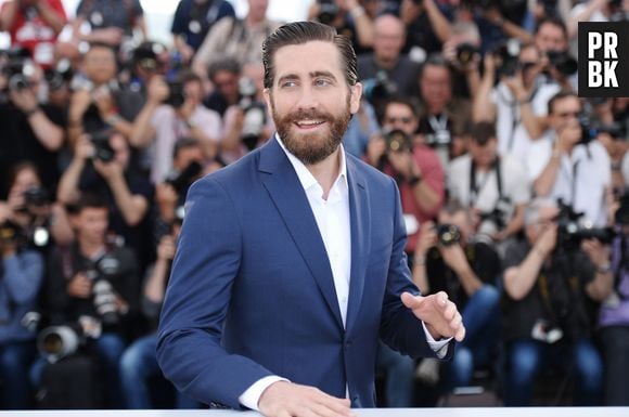 Jake Gyllenhaal "não tem interesse em nada disso. Ele não lê fofoca nem dá atenção a isso. Ele está vivendo sua vida e focado em si mesmo", disse uma fonte