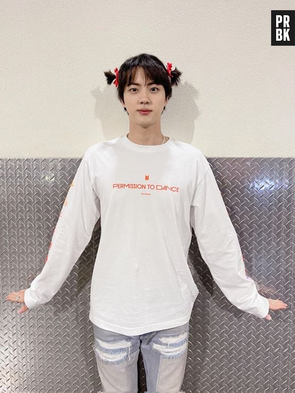 Jin se arriscou na bateria e apareceu com fantasia de "Round 6" no último show do BTS