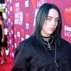 Billie Eilish já adotou cabelo preto azulado