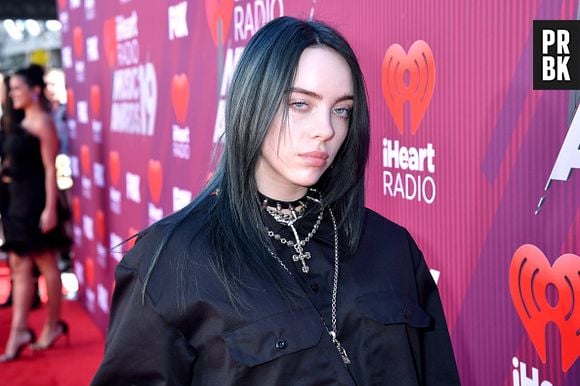 Billie Eilish já adotou cabelo preto azulado