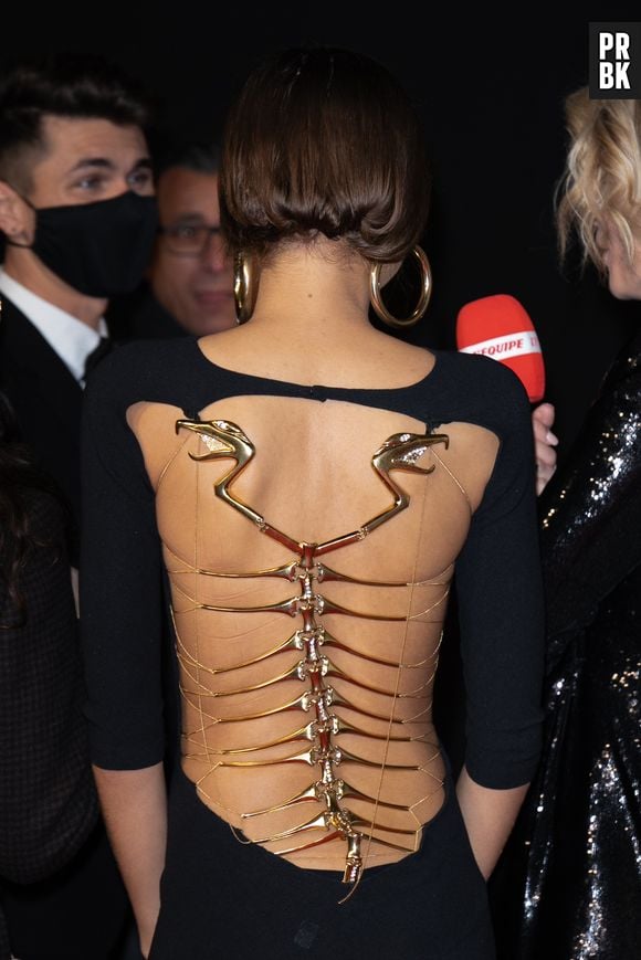 A coluna vertebral dourada nas costas de Zendaya pensada por Fausto Puglisi