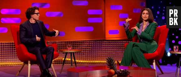 Zendaya apostou em uma camisa roxa e um terno verde para o The Graham Norton Show