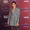 Zendya usou um blazer cinza, brincos e meia-calça da Alexander McQueen com elementos de teia de aranha na photocall de "Homem-Aranha: Sem Volta Para Casa",