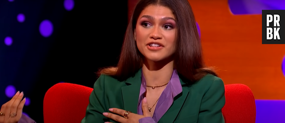 De camisa roxa e terno verde, Zendaya pode ter aludido ao vilão Duende Verde (Willem Dafoe) no programa The Graham Norton Show, promovendo "Homem-Aranha: Sem Volta Para Casa"