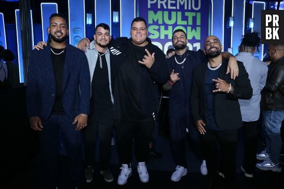 Prêmio Multishow 2021: grupo Menos é Mais, Ferrugem e Xande de Pilares fazem medley de samba no palco