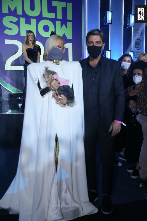 Prêmio Multishow 2021: Xuxa surpreende ao chegar com pet