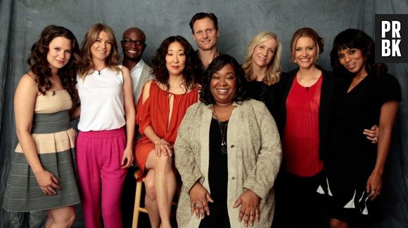 Shonda Rhimes junto a elenco de 'Grey's Anatomy'