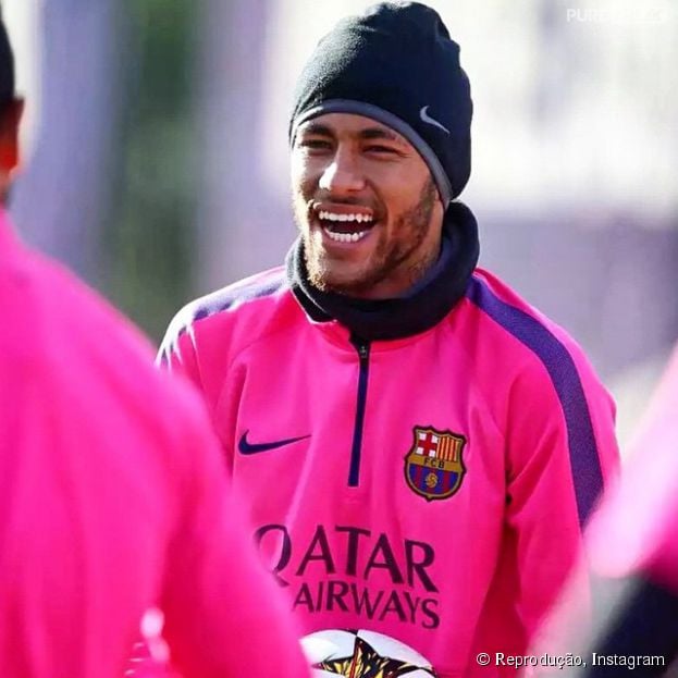 Neymar faz piada com namoradas no Twitter
