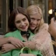 Emily (Lily Collins) e Camille (Camille Razat) têm uma amizade cheia de segredos em "Emily em Paris"