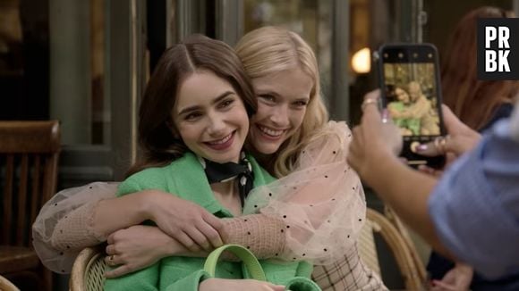 Emily (Lily Collins) e Camille (Camille Razat) têm uma amizade cheia de segredos em "Emily em Paris"