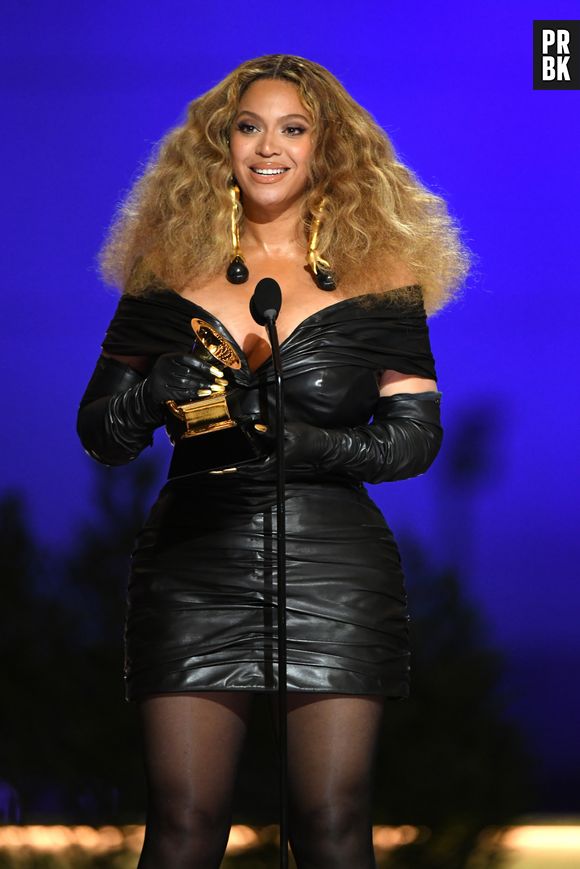 Não foi Beyoncé quem deu origem à "Irreplaceable"! Na verdade, Ne-Yo escreveu a faixa, que foi pensada para ser um hit coutry sob uma perspectiva masculina