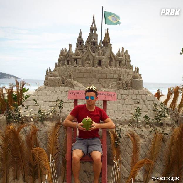 Tom Daley e típico castelo de areia carioca