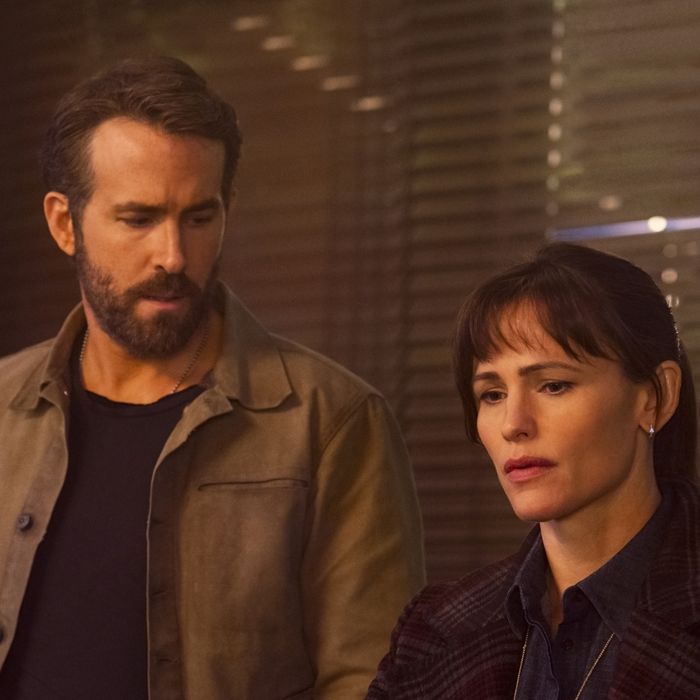 Da Netflix, &quot;Projeto Adam&quot; mostra um viajante do tempo (  Ryan Reynolds  ) que reencontra sua versão mais nova e seu pai falecido (  Mark Ruffalo)  