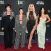 Kris, Kourtney, Kim, Khloé, Kendall e Kylie ligam novamente as câmeras para revelar a verdade por trás das manchetes