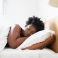Criar rotinas pode ajudar o nosso sono, ao regular o nosso relógio biológico, definindo horários certos para descansar