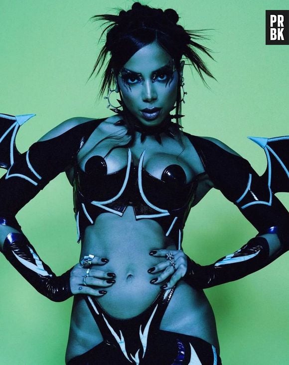 Anitta trouxe uma pegada meio Morrigan Aensland, personagem da série de video game Darkstalkers, produzida pela empresa Capcom