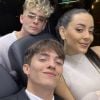 Avisa que é o trio do Now United! Josh, Noah e Sabina posam para foto a caminho do jantar na última quinta-feira (3)