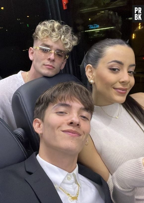 Avisa que é o trio do Now United! Josh, Noah e Sabina posam para foto a caminho do jantar na última quinta-feira (3)