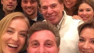 Luciano Huck tieta e posta selfie com Silvio Santos em Instagram