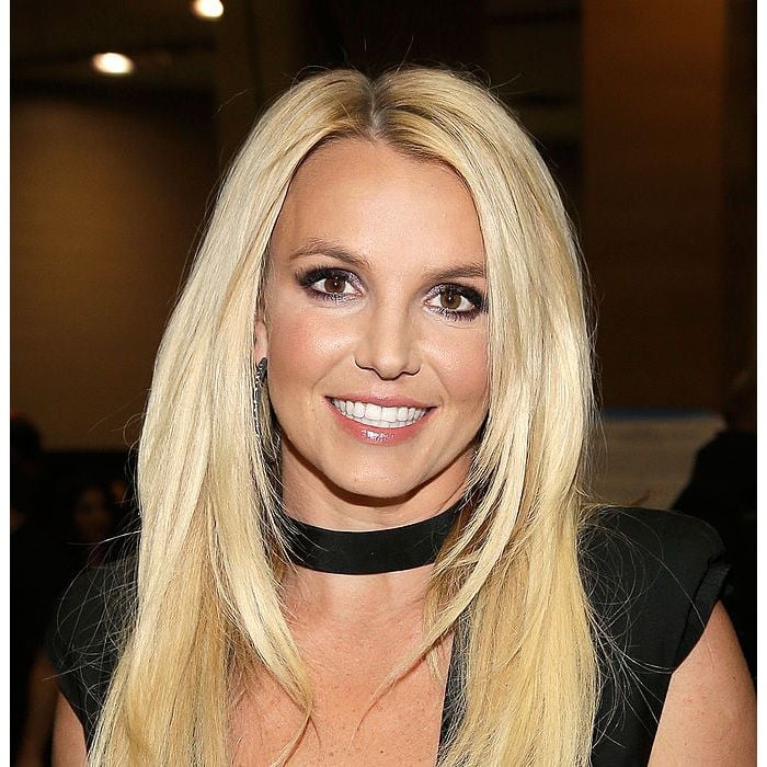 &quot; Britney não está se pressionando para lançar um álbum imediatamente ou algo assim, mas sua equipe está colocando antenas sobre a perspectiva de novas músicas&quot;, conta fonte 
