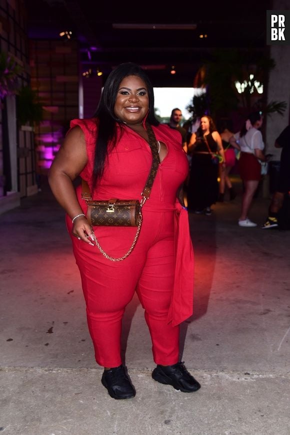 Jojo Toddynho escolhe um jumpsuit vermelho longo para o Lollapalooza Brasil 2022